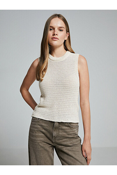 LC Waikiki سترة نسائية محبوكة ذات ياقة دائرية وتصميم مخرم باللون البيج