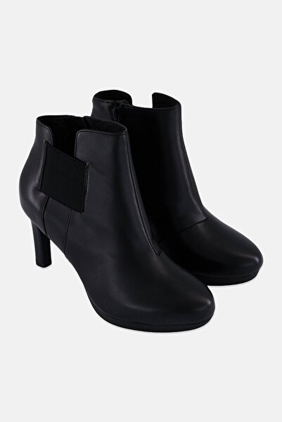 CLARKS Women Standard Fit Ambys Rise Up Zipper Closure Ankle Boots, Black