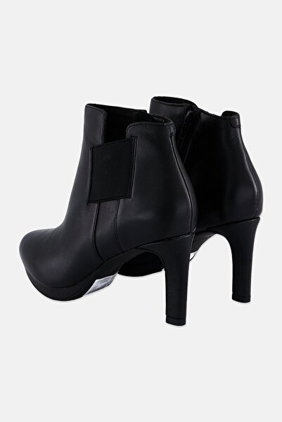 CLARKS Women Standard Fit Ambys Rise Up Zipper Closure Ankle Boots, Black