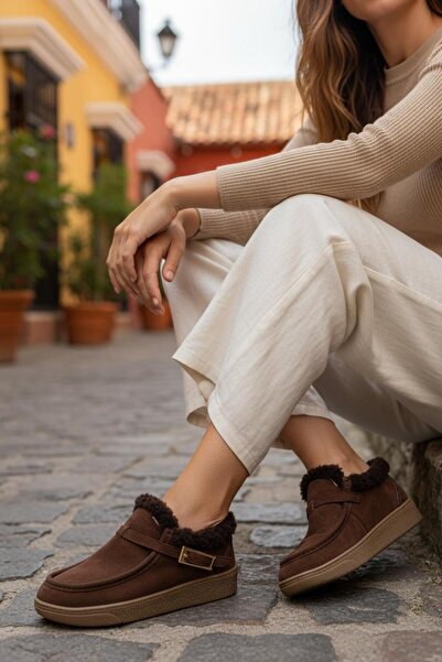 M&B Căptușeală din blană moale și aspect de piele de căprioară. Cu talpă ușoară și detaliu de cataramă. Loafer