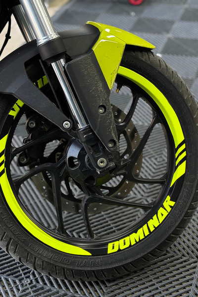 Banxtre Bajaj Dominar Grubu için Neon Sarı Jant Şeridi Sticker Seti (16 Parça)