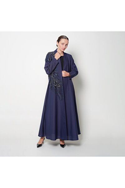 Oya.sa عباية راقية باللون الكحلي بتصميم انيق وانسيابي بتداخل قماش على جانب ال...