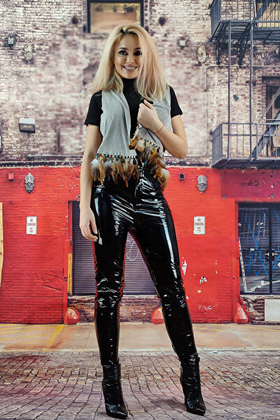 WildFashion Short vest accessorized with puff E792-822