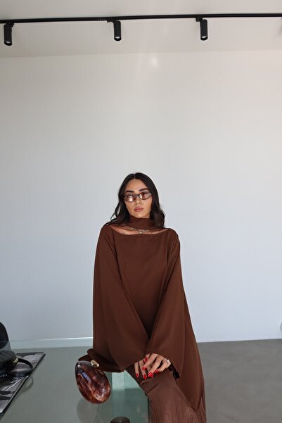 Özge Özgenç بلوزة بحمالة رقبة على شكل ذراع مكسورة