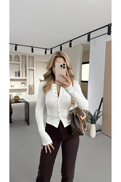 Sezgi Tekin بلوزة بيضاء أساسية من Boydan بأزرار جانبية قماش مجدّل