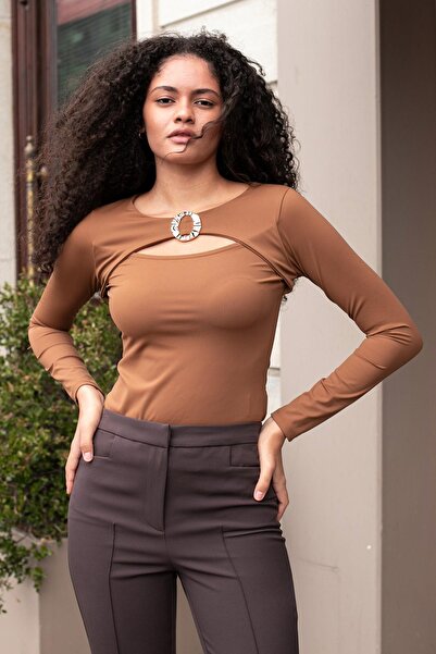 Jument Women's Stretch Fabric Stretchy Fabric Wide Crew Neck Low-Cut Blouse with Accessories on the Front - Brown