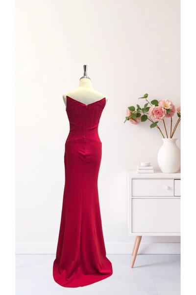 Lara Luxurious red evening dress with a tight design studded with shiny stones