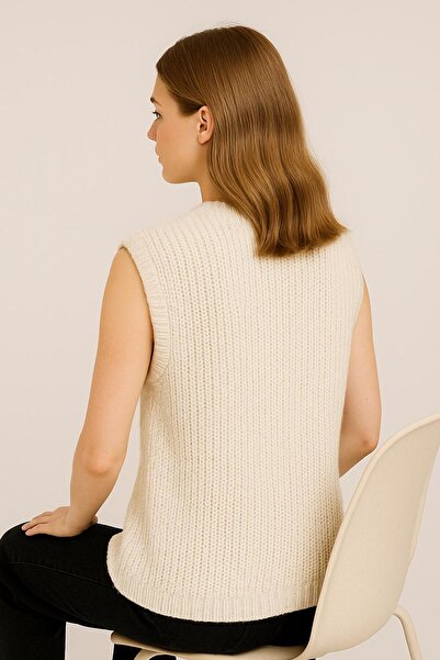 Sfg Life Moda Women's Braided Oversized Sleeveless Knitwear Vest with Gold Buttons on the Front