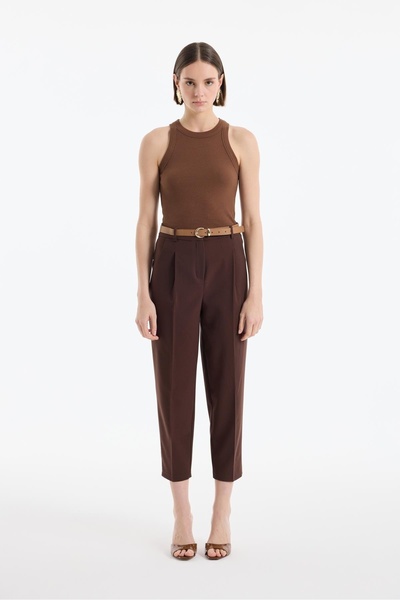 Quzu بنطلون بني للنساء مع إكسسوارات الحزام PNT00430