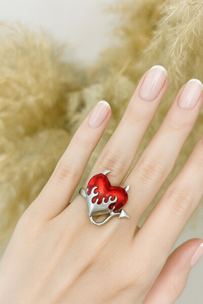 Herşey Nota خاتم القلب الأحمر مع شكل الشيطان - رمز للشغف والروح المتمردة والس...