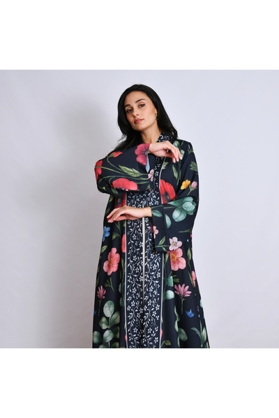 Oya.sa عباية سوداء بقماش الشيفون المشجر بنقوش زهرية بقصة انسيابية القماش