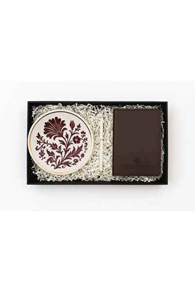 Motiff Bordo Çini Desenli Tabaklı Kurumsal Hediye Seti – Defter & Kalemli