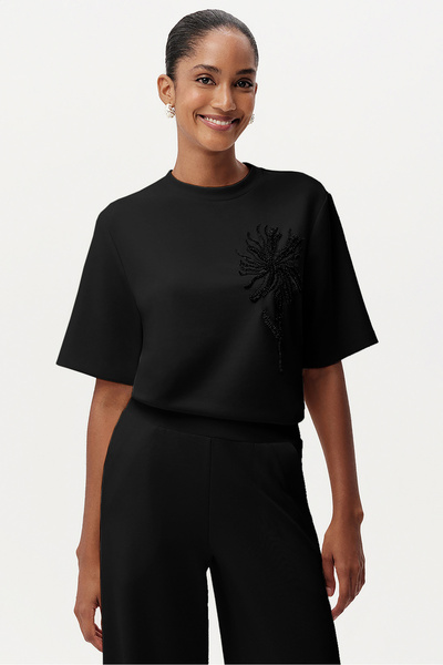 Exquise Stone Embroidered Crew Neck Short Sleeve Regular T-Shirt