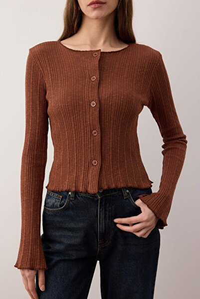 Trendyol Collection Braune Jacquard-Bluse mit Knopfleiste und elastischem Strickmuster, figurbetont, TWOAW26BZ00046