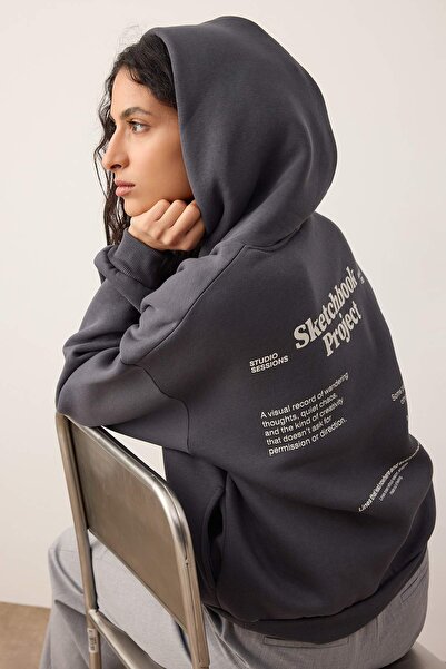 Trendyol Collection Anthracite Thick Fleece Inside Hooded Slogan Printed Boxy Fit Knitted Sweatshirt Twoaw26Sw00217