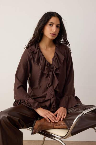 Trendyol Collection Σκούρο καφέ υφαντό μπλουζάκι με λεπτομέρεια βολάν TWOAW26BZ00290