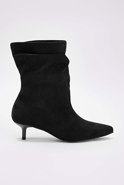 TRENDYOL SHOES Černé semišové dámské polobotky se špičatou špičkou na podpatku TAKAW26BO00088