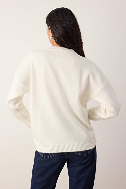 Trendyol Collection Ecru Teddybär-bestickter Strickpullover mit Rundhalsausschnitt TWOAW26KZ00267