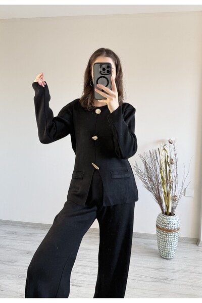 Aspendia طقم تريكو أسود مزدوج بتفاصيل أزرار ذهبية للنساء من غونش