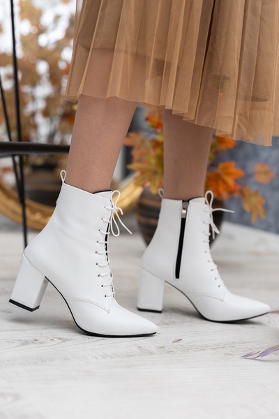 DURUNUN BUTİĞİ Duliz Beyaz Sivri Burun Bağcıklı Günlük Kadın Bot