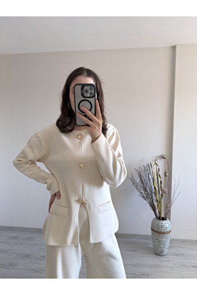 Aspendia طقم تريكو نسائي من كريم سون جولد بتفاصيل أزرار ذهبية