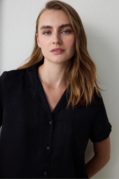 Penti Siyah Fleur Saten Gömlek Yaka Kısa Kollu Şortlu Pijama Takımı