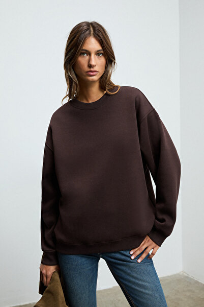 GRIMELANGE Γυναικείο φούτερ KARIUS από οργανικό βαμβάκι με oversized λαιμόκοψη και σκούρο καφέ χρώμα