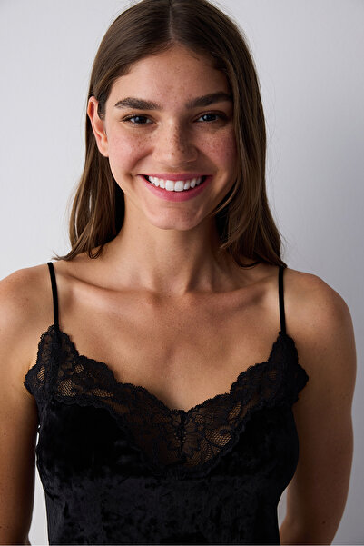 Penti Černé sametové tílko s tenkým páskem s krajkovým detailem