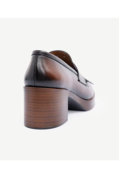 Yargıcı Püskül Detaylı Topuklu Deri Loafer