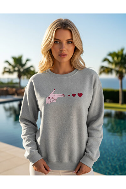 RPT MODA PREVELIKI SWEATSHIRT SA TRI SRCA I DETALJNIM IZRAVNYM OGRLOM