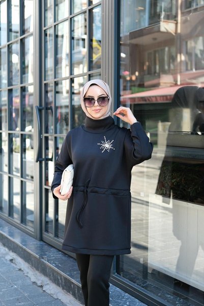 EBRU ALTAŞ İncili Taşlı Siyah Balıkçı Yaka Sweat Scuba Juliette