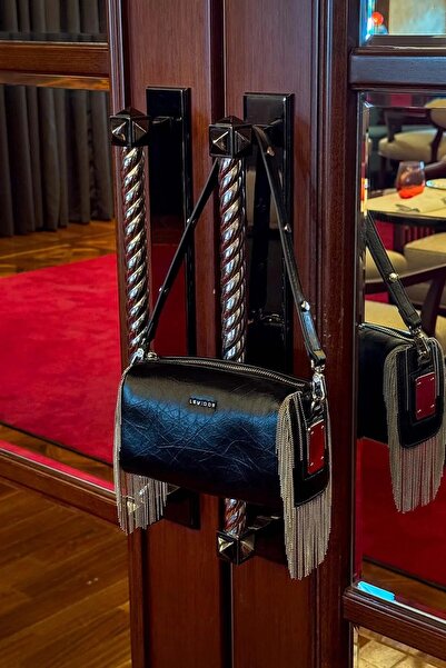 Levidor PÜSKÜL ZİNCİR DETAYLI OMUZ ÇANTASI