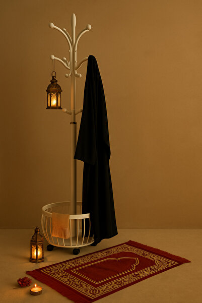 Un علاقة ملابس أبيض بسلة تخزين سفلية وعجلات متحركة طول 172 سم