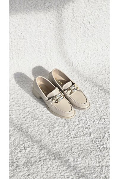 Melinta Shoes حذاء نسائي من ميلينتا بتفاصيل مشبك حجري وكعب كريمي اللون