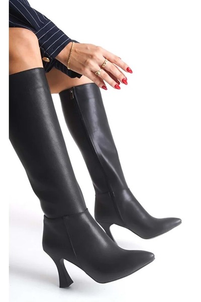 Kocamanlar Ayakkabı حذاء نسائي من Feles بكعب تحت الركبة ومقدمة مدببة باللون ا...