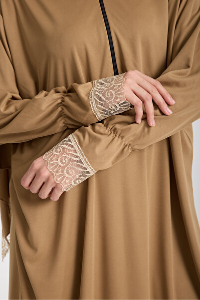 AKPİYYER Δαντελένια. Φόρεμα προσευχής με φερμουάρ και χιτζάμπ
