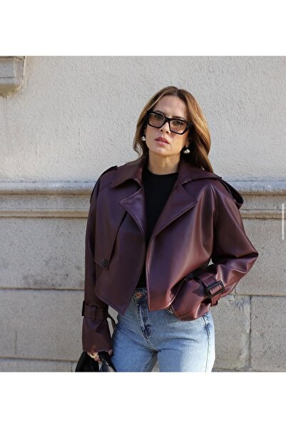 TR سترة جلدية قصيرة باللون العنابي للنساء – موديل كبير الحجم مع تفاصيل حزام