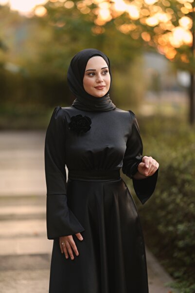 By Atelier Βραδινό φόρεμα με ισπανικό μανίκι με λεπτομέρεια από τριαντάφυλλο Elanor Yakası