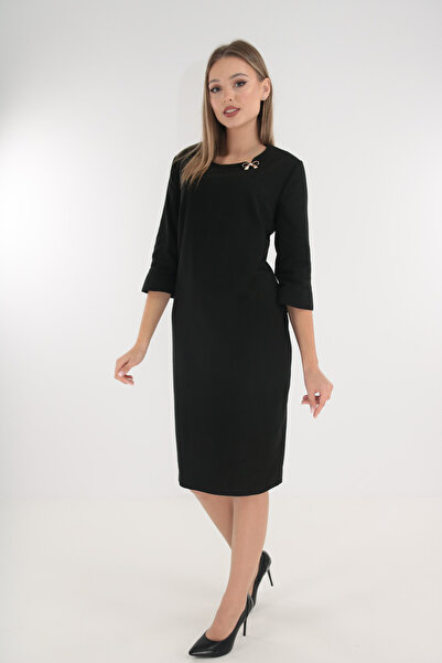 Vanessa Line RO Μαύρο μονόχρωμο φόρεμα με χρυσή καρφίτσα