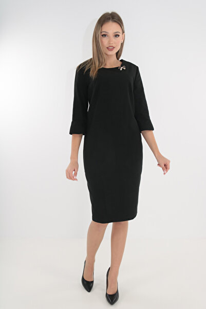 Vanessa Line RO Μαύρο μονόχρωμο φόρεμα με χρυσή καρφίτσα