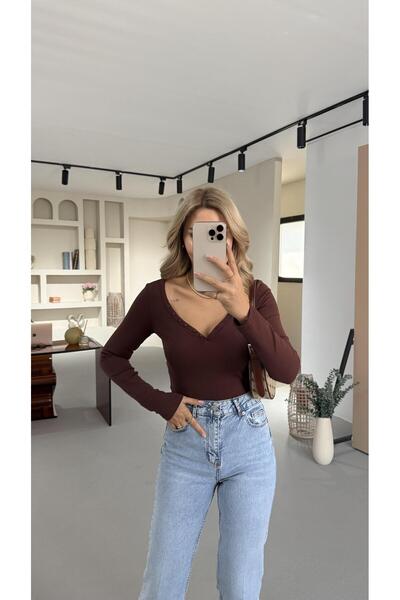 Sezgi Tekin بلوزة بنية اللون بتفاصيل أزرار على شكل حرف V