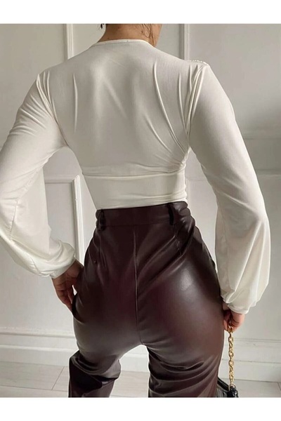 SİA LESS Жіночий лікраний мікротканинний білий боді з довгими рукавами, кроп-топ з декольте