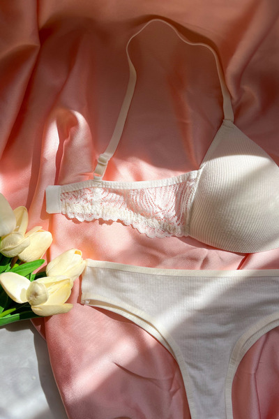 Lola Of Shine مجموعة إيلودي دي ليس – طقم حمالة صدر وسروال داخلي أبيض بتفاصيل ...