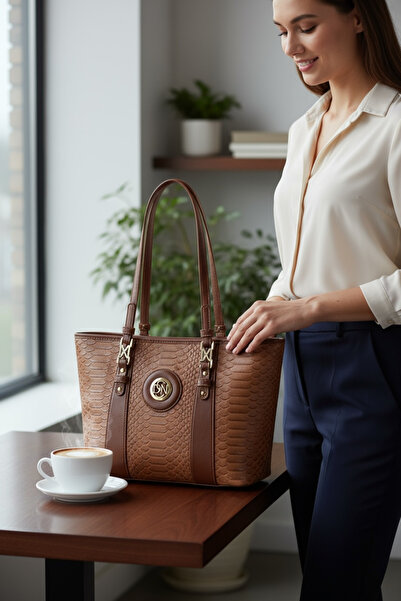 NEWCO GEANTĂ DE UMĂR ȘI DE MÂNĂ DSN PIELE ARTIFICIALĂ DETALIATĂ AURIE CU MOTIV