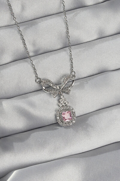 Skygo قلادة سوليتير من الفولاذ باللون الفضي 316L مع تفاصيل فيونكة وحجر الزركو...