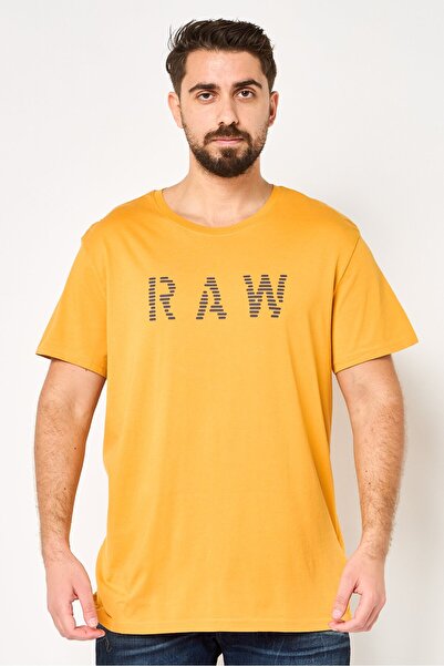 G-STAR RAW تي شيرت رجالي بطبعة جرافيكية بأكمام قصيرة ورقبة دائرية، لون خردل