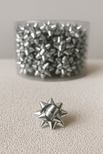 OLİ Art زينة هدايا صغيرة من الرافيا فضية 2 سم - لتغليف الهدايا والديكور وتزيين الحفلات (100 قطعة)