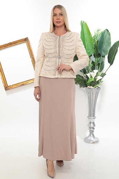 MİSS DİAMOND طقم ثلاثي بحاشية طويلة باللون البيج مع سترة مبطنة بفتحة مغلقة ومطرزة بالأحجار الأنيقة