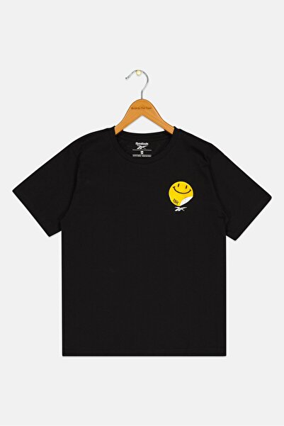 Reebok تي شيرت خارجي بأكمام قصيرة مطبوع عليه رسوميات للأطفال الأولاد، أسود