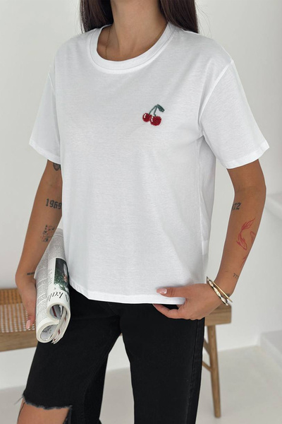 Noa Noa Γυναικείο μπλουζάκι με κεντημένο κεράσι – Απλό & διασκεδαστικό στυλ